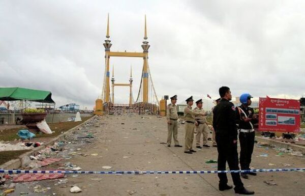 в результате давки на мосту во время проведения традиционного Водного фестиваля в Пномпене погибли 349 человек