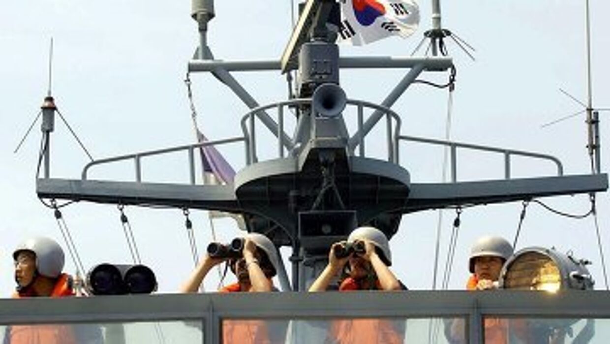 Южная Корея открыла ответный огонь после того, как южнокорейский остров Ёнпхендо был подвергнут артиллерийскому обстрелу со стороны КНДР