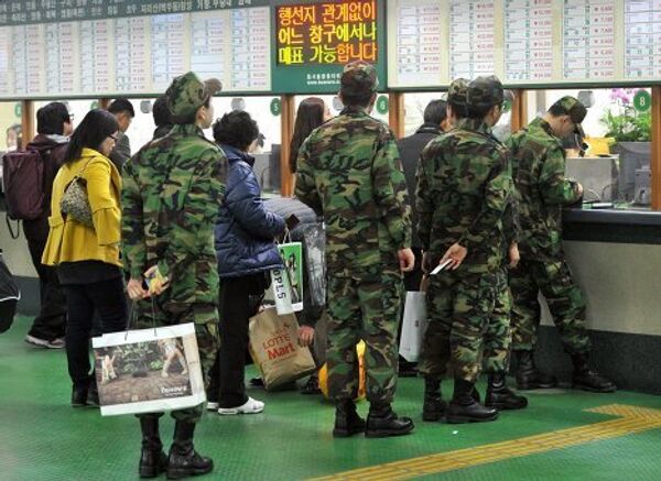 южнокорейские солдаты на автобусной остановке в Сеуле перед отправкой в воинскую часть