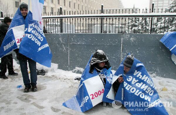 Сторонники Виктора Януковича у здания ЦИК Украины