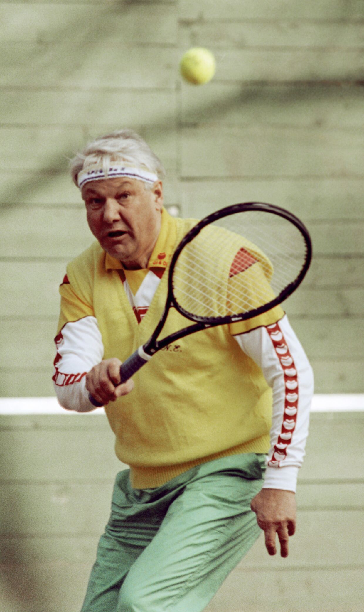 Борис Ельцин во время игры в теннис