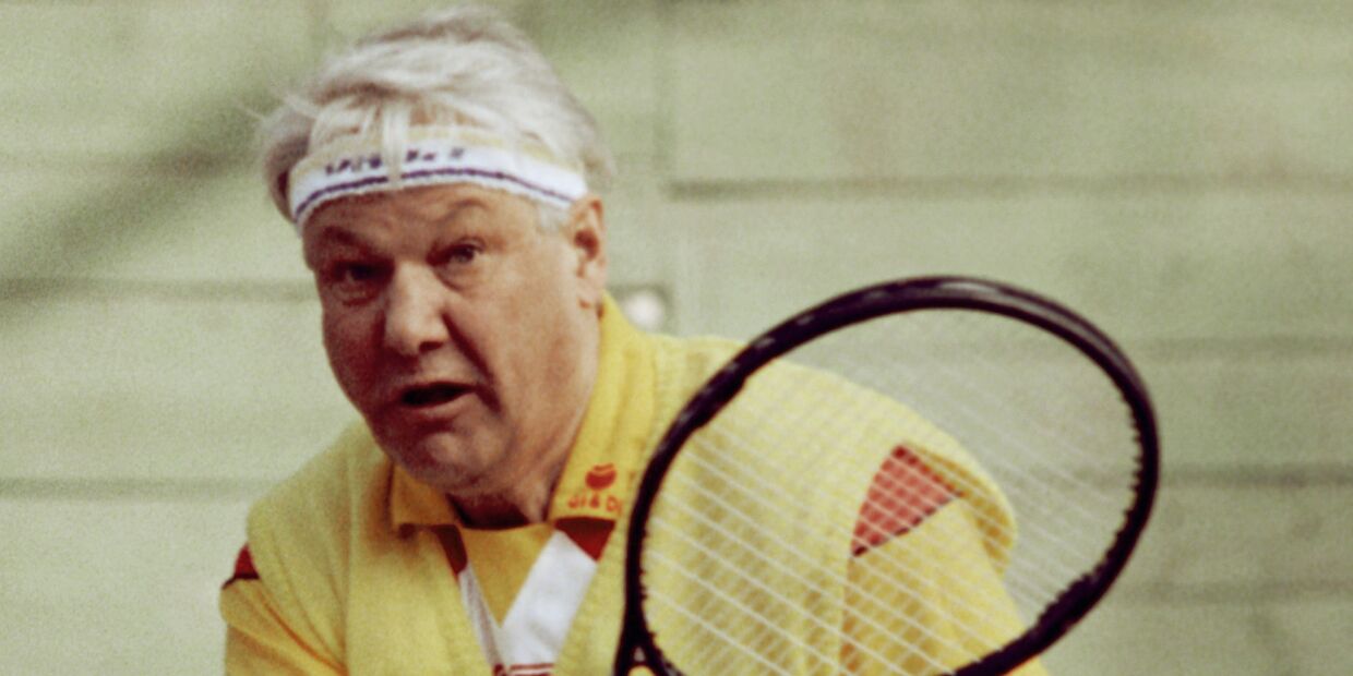 Борис Ельцин во время игры в теннис
