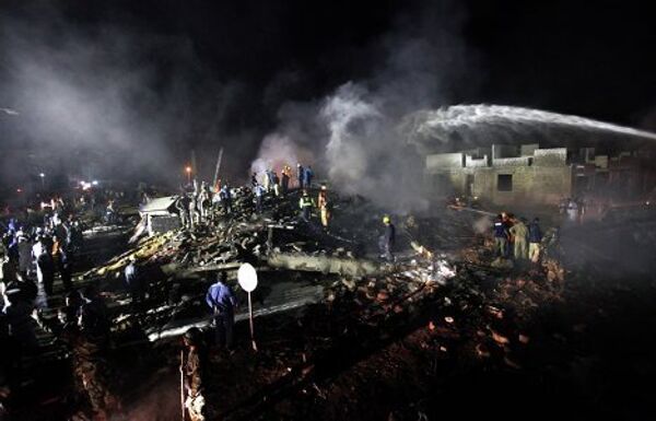 Грузовой самолет грузинской авиакомпании Санвэй Ил-76 упал вскоре после взлета на жилой квартал Карачи - крупнейшего города Пакистана