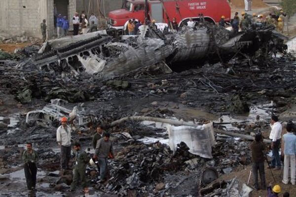 Грузовой самолет грузинской авиакомпании Санвэй Ил-76 упал вскоре после взлета на жилой квартал Карачи - крупнейшего города Пакистана