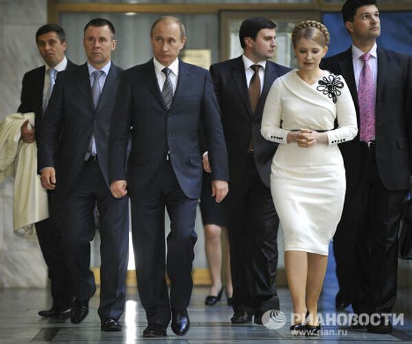 Премьер-министр РФ В.Путин и премьер-министр Украины Ю.Тимошенко перед началом подписания российско-украинских документов