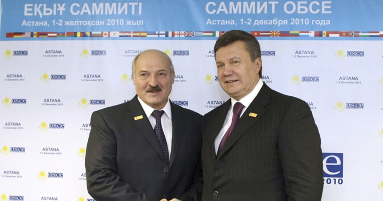Президент Украины Виктор Янукович пожелал Александру Лукашенко победы на предстоящих выборах на саммите ОБСЕ