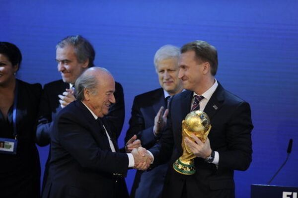 Кубок мира по футболу из рук Зеппа Блаттера принял вице-премьер России Игорь Шувалов