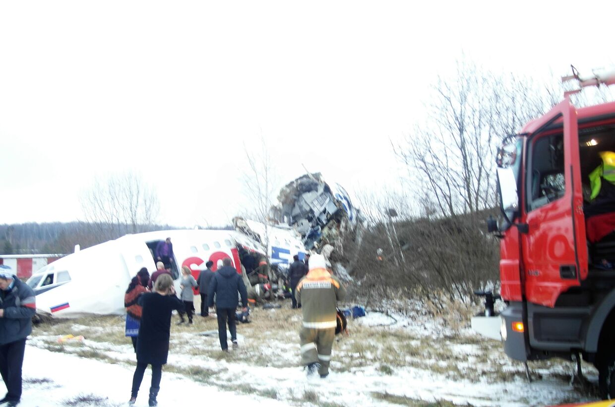 Самолет Ту-154 совершил аварийную посадку в Домодедово
