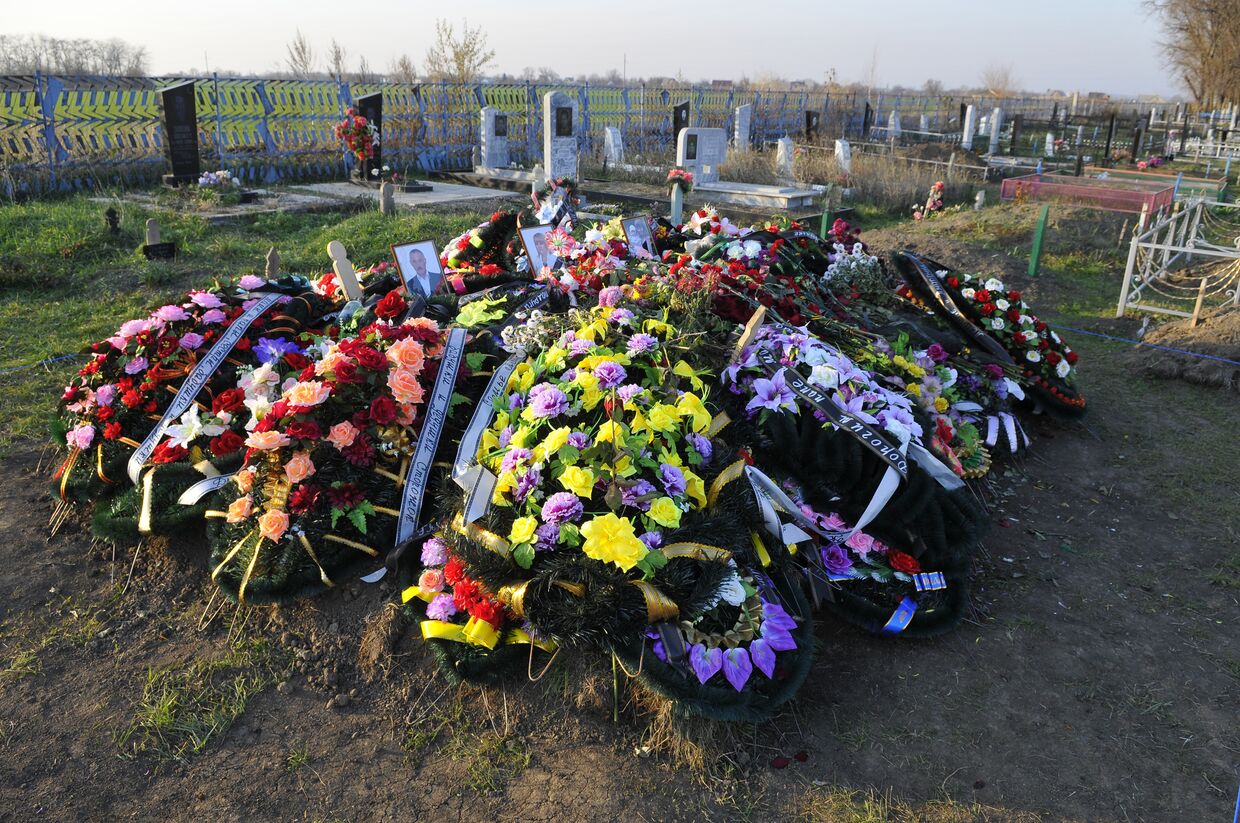 Могилы жертв жестокого убийства 12 человек в станице Кущевская