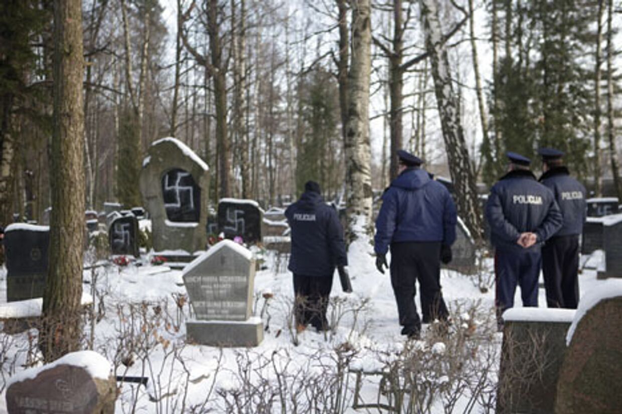 неизвестные вандалы осквернили еврейское кладбище в латвии