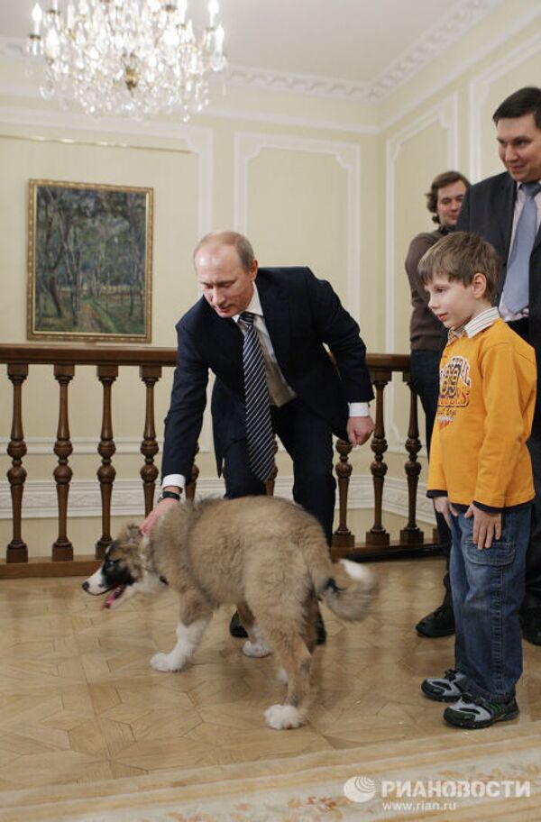 Премьер-министр РФ Владимир Путин познакомился с юным автором клички для своей новой собаки
