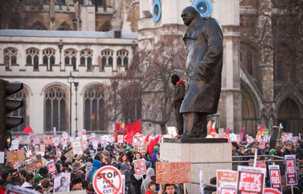 студенческая демонстрация в лондоне около памятника черчилю