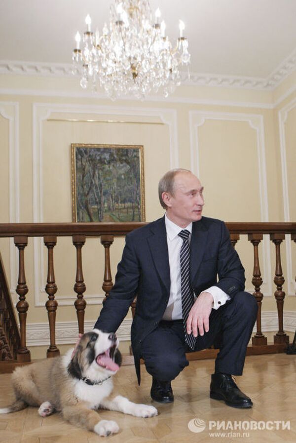Премьер-министр РФ Владимир Путин познакомился с юным автором клички для своей новой собаки