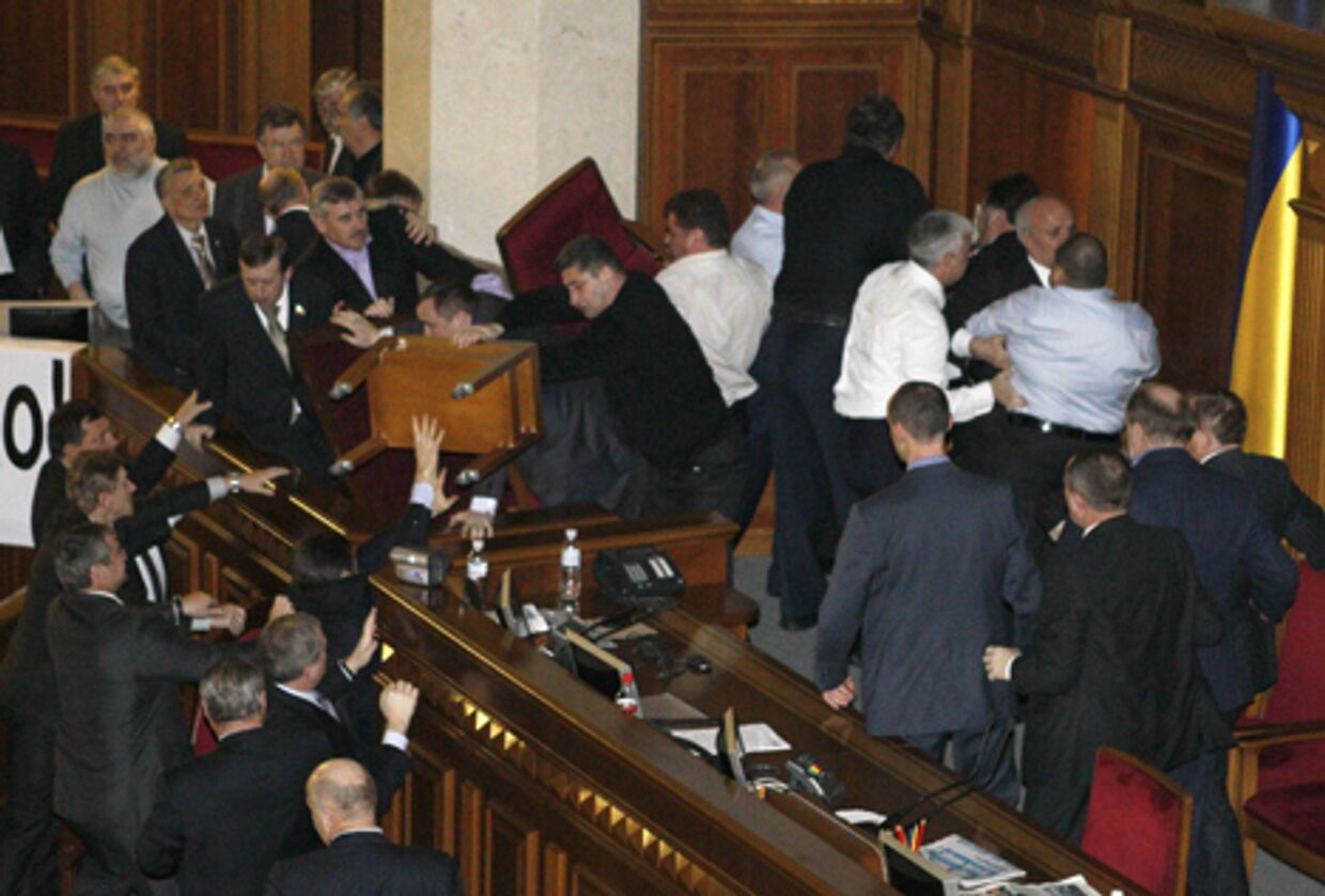 народные депутаты от Партии регионов захватили президиум парламента, который утром блокировали депутаты из фракции БЮТ-Батькивщина