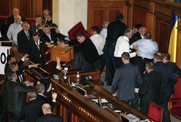 в сессионом зале Верховной рады произошла драка между депутатами фракции Партии регионов и блока БЮТ-Батькивщина