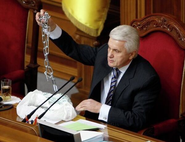 глава Верховной Рады Украины Владимир Литвин показывает цепь, с которой народные депутаты пришли на заседание