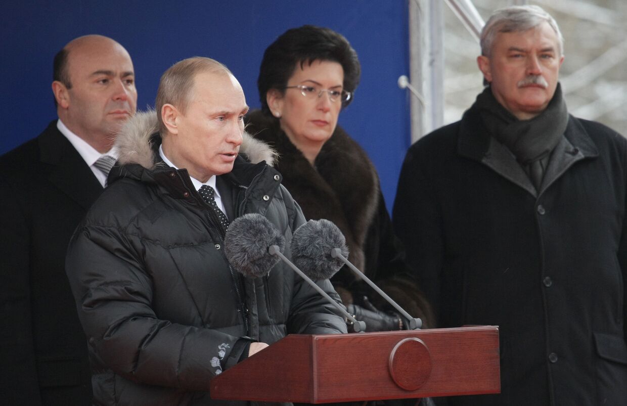 Премьер-министр РФ Владимир Путин принял участие в церемонии открытия памятника В борьбе против фашизма мы были вместе