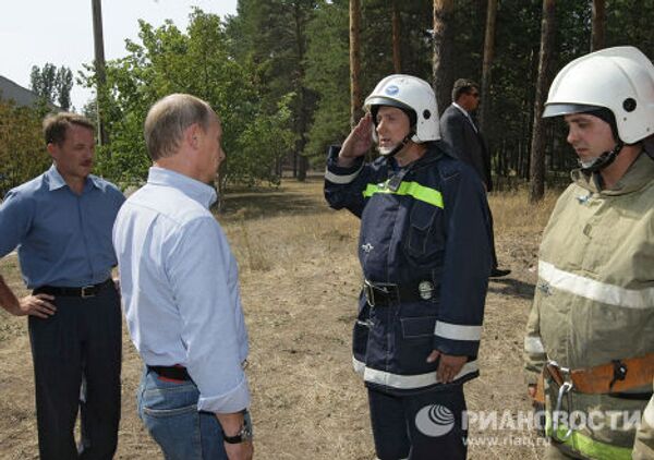 Премьер-министр РФ Владимир Путин посетил больницу на окраине Воронежа в дни пожаров, бушевавших в Центральной России