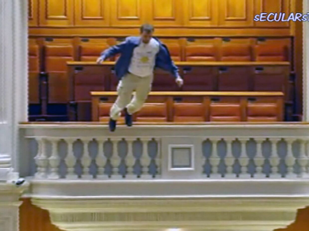 ИноСМИ_Мужчина в знак протеста прыгает с балкона в румынском парламенте
