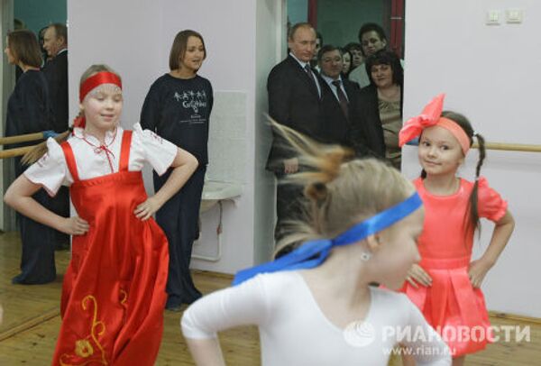 Премьер-министр РФ Владимир Путин посетил одну из тюменских школ