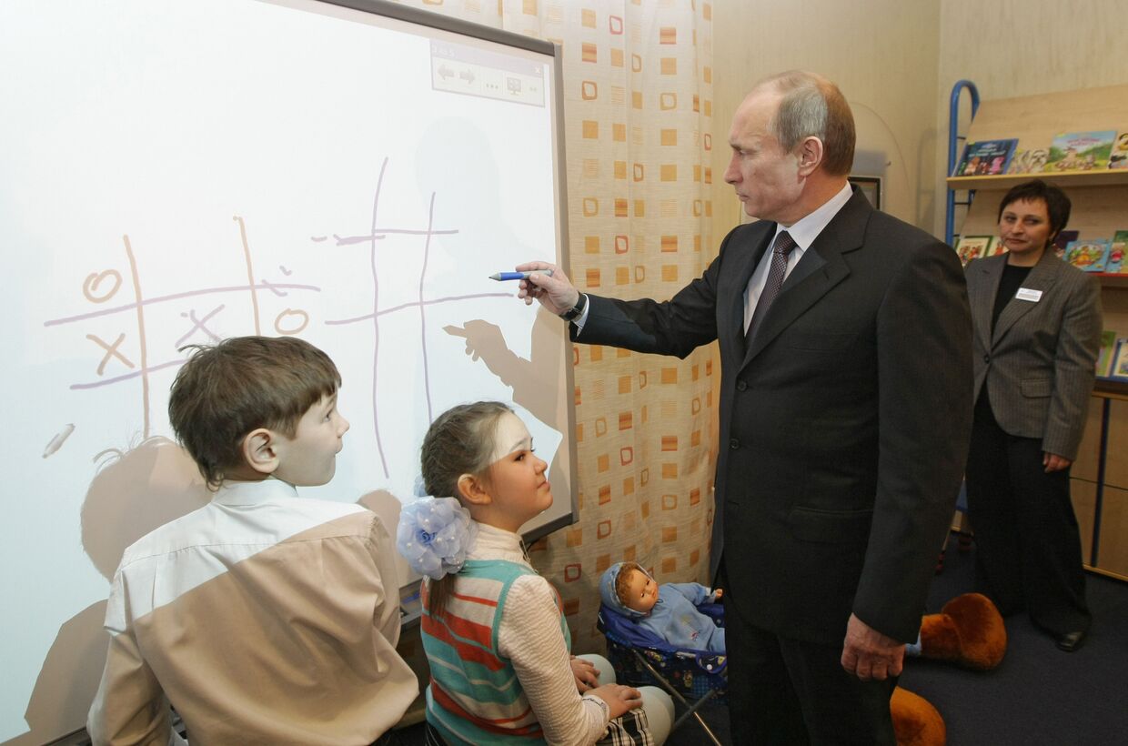 Премьер-министр РФ Владимир Путин посетил Тюменскую областную научную библиотеку им.Д.И.Менделеева