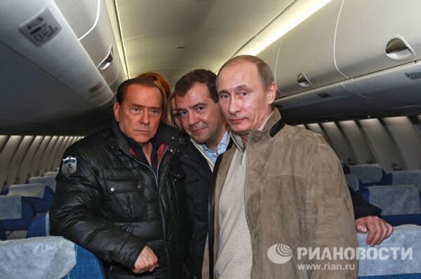 Д.Медведев, В.Путин и С.Берлускони осмотрели самолет Superjet 100