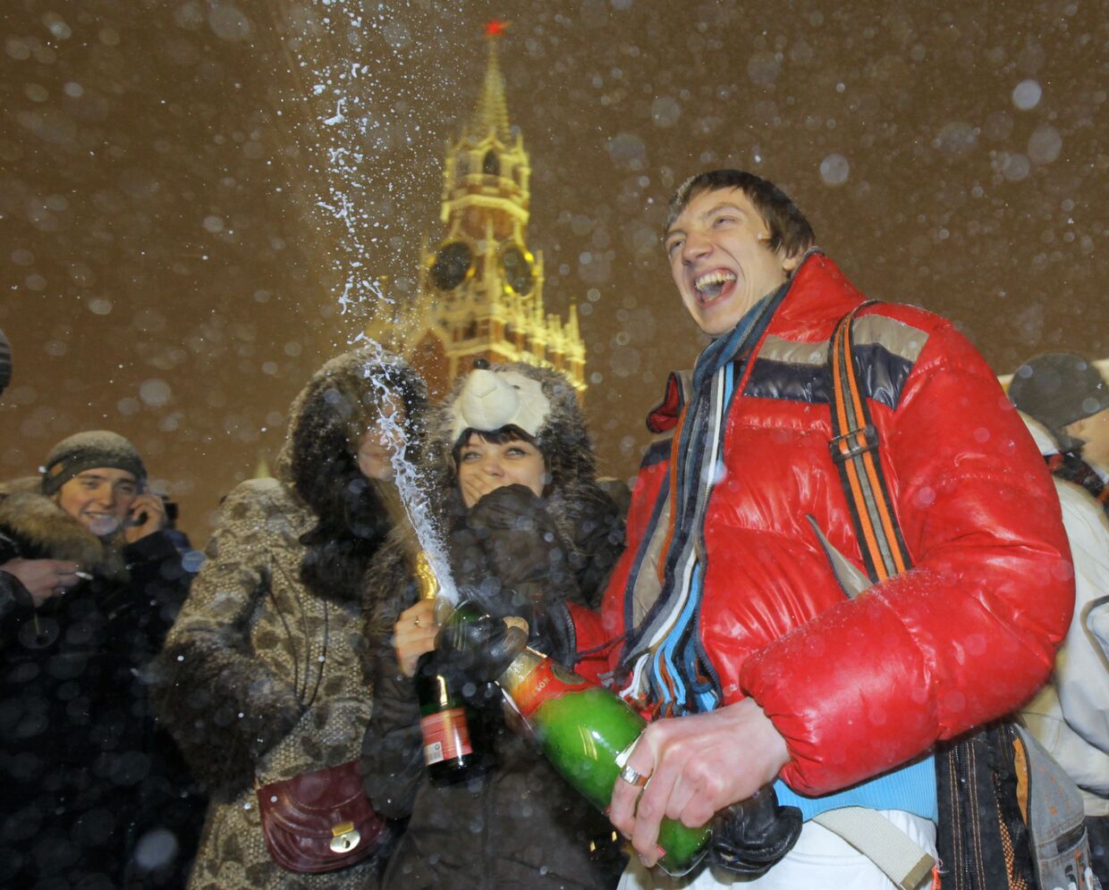 Москвичи и гости столицы встречают Новый год на Красной площади
