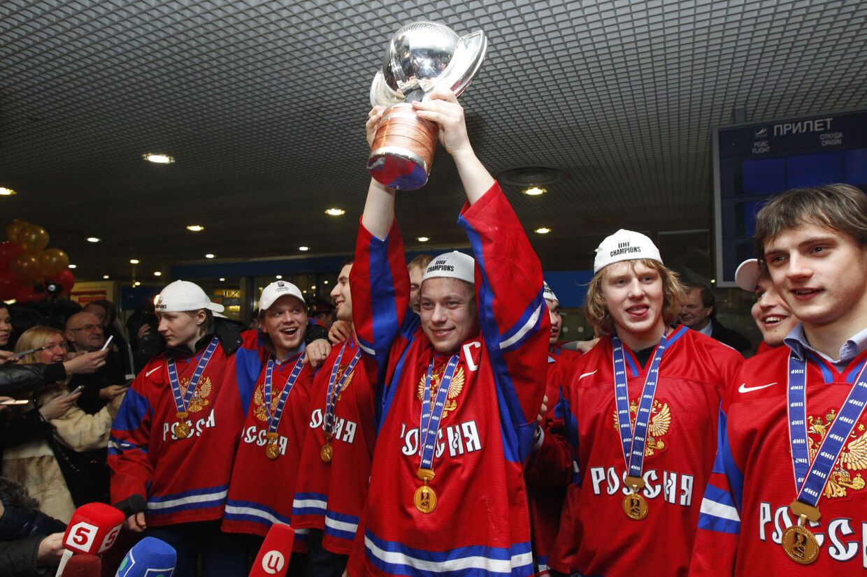 Молодежную сборную России по хоккею, завоевавшую золотые медали чемпионата мира, встретили в аэропорту Шереметьево