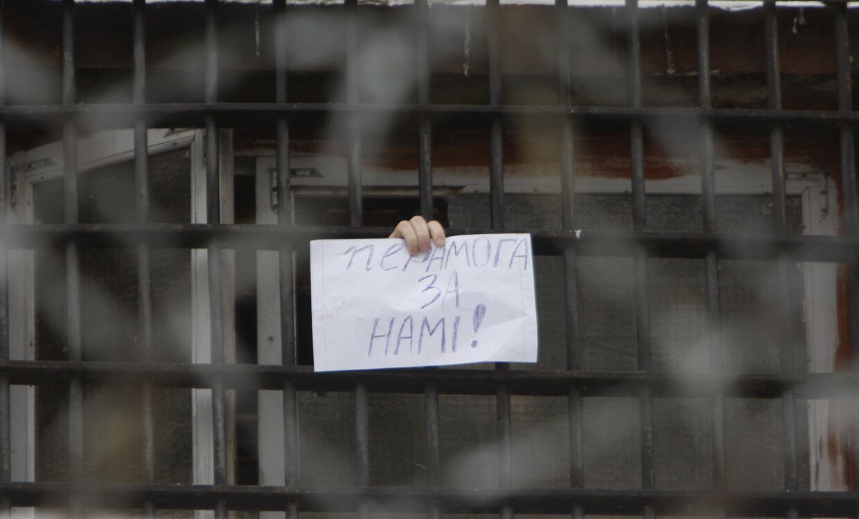 Задержанные после оппозиционных митингов в окнах изолятора временного содержания Минска