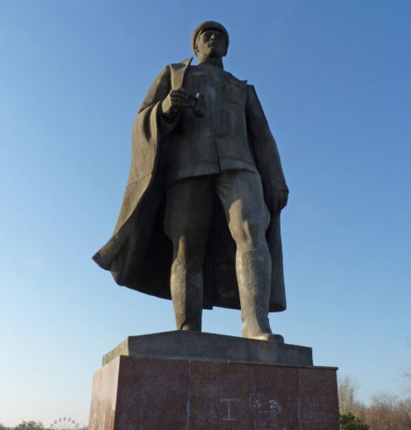 Четырехметровый памятник военачальнику герою Великой Отечественной войны генерал-майору Сабиру Рахимову