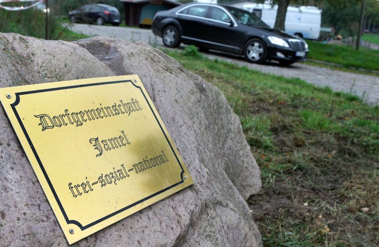 надпись на камне: «Dorfgemeinschaft Jamel. Frei, sozial, national»