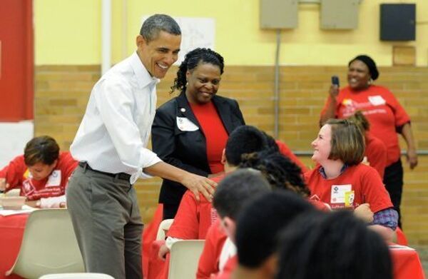 Президент США Барак Обама с семьей в столовой средней школы в Вашингтоне