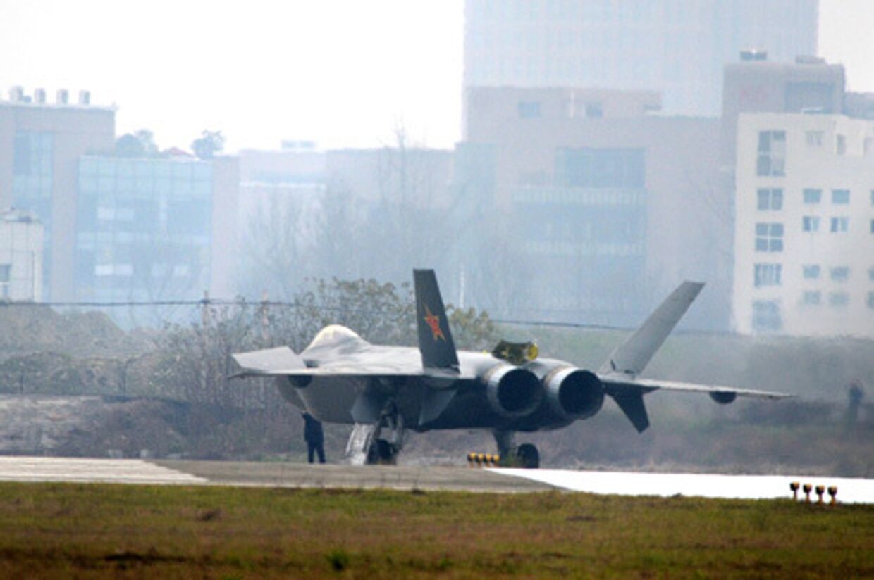 Китай провел первые летные испытания своего самолета-невидимки истребителя J-20