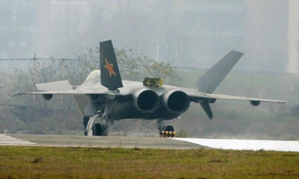 Китай провел первые летные испытания своего самолета-невидимки истребителя J-20