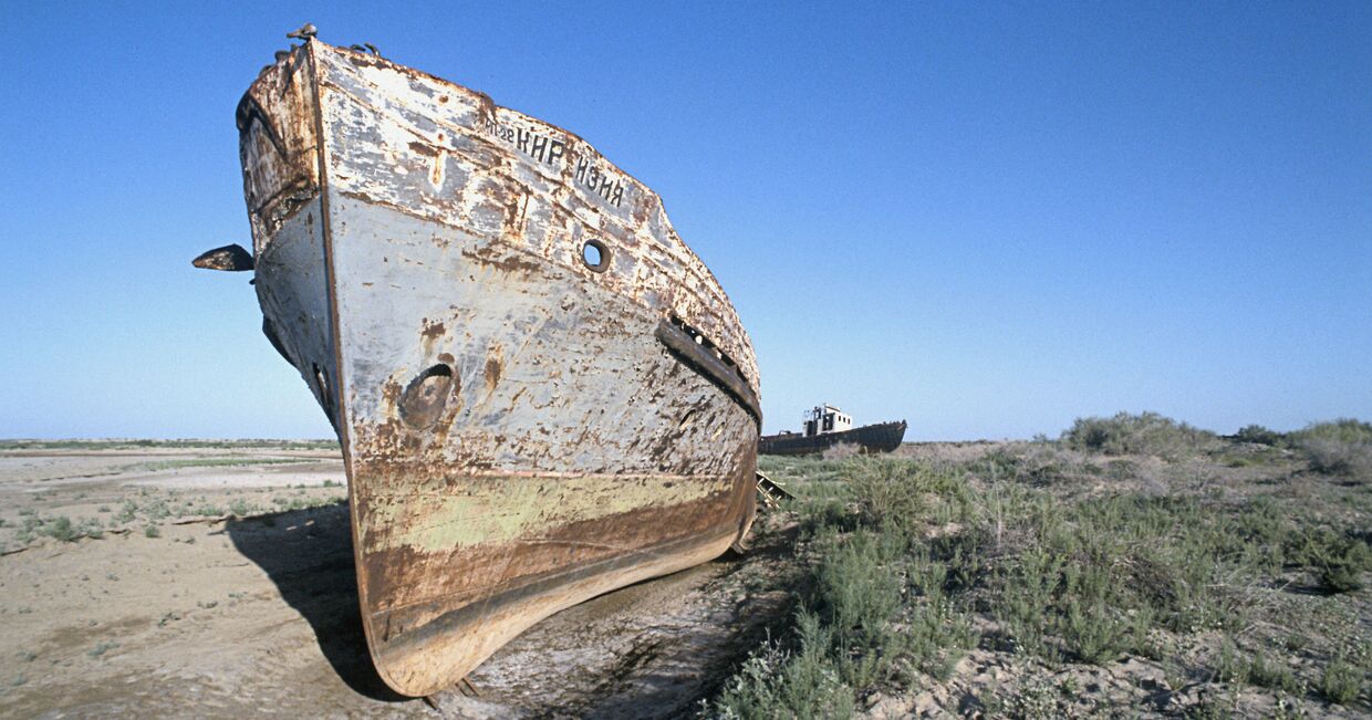 Остатки корабля на месте высохшего Аральского моря