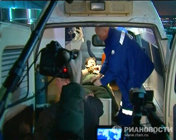 Эвакуация пострадавшего во время взрыва в аэропорту Домодедово
