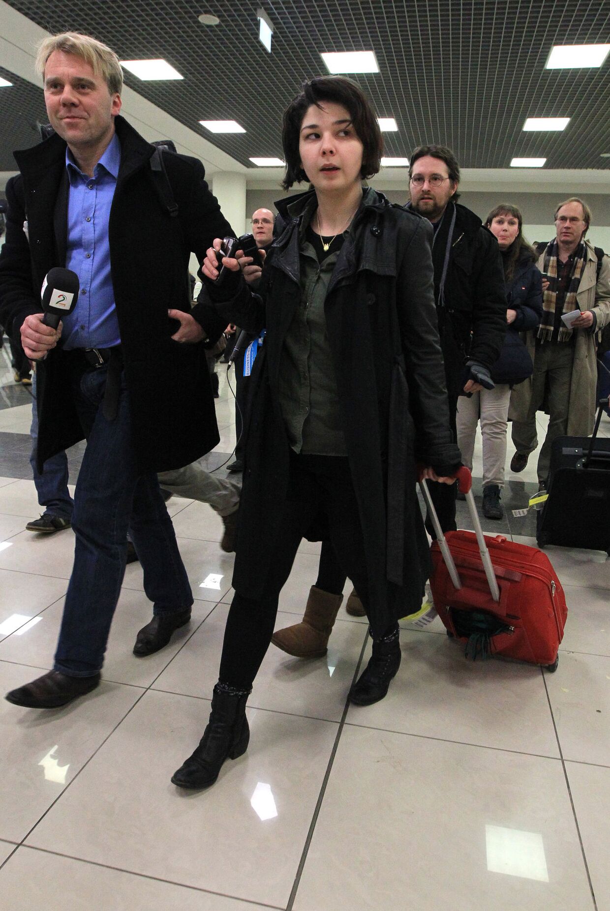 Депортированная из Норвегии россиянка Мадина Саламова прибыла в Россию