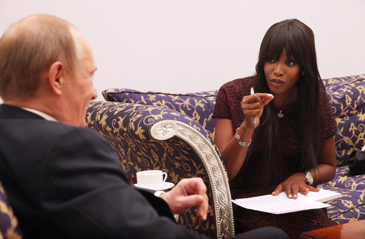 Путин даёт интервью супермодели Наоми Кэмпбелл во время Международного форума по сохранению тигра на Земле в Санкт-Петербурге