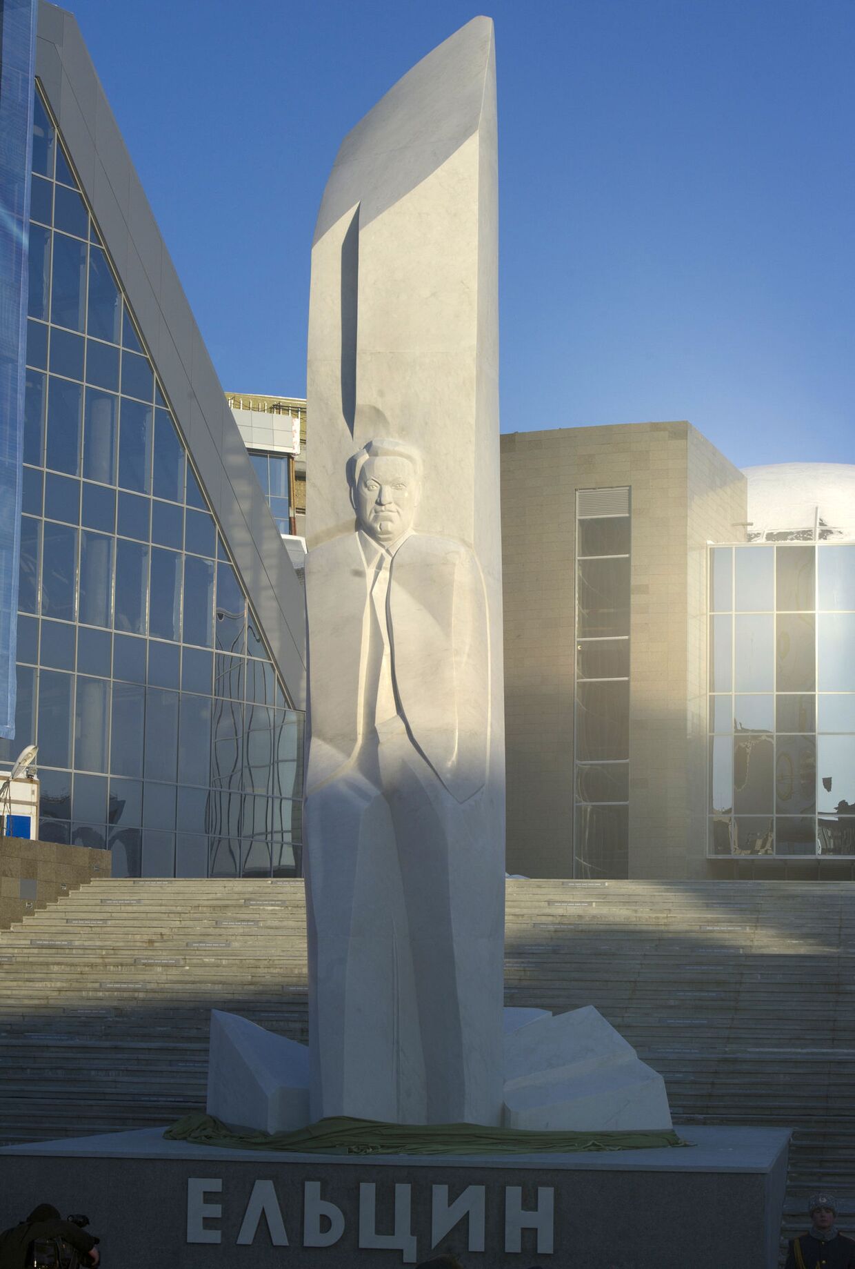 Памятник Б.Ельцину открыли в Екатеринбурге