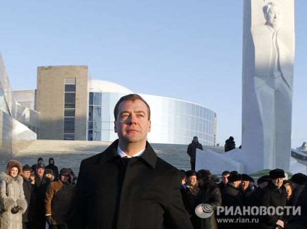 Президент РФ Д.Медведев посетил церемонию открытия памятника Б.Ельцину в Екатеринбурге