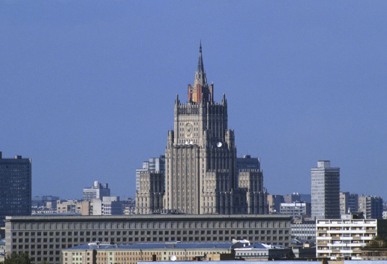 Вид на здание МИД РФ на Смоленской площади в Москве