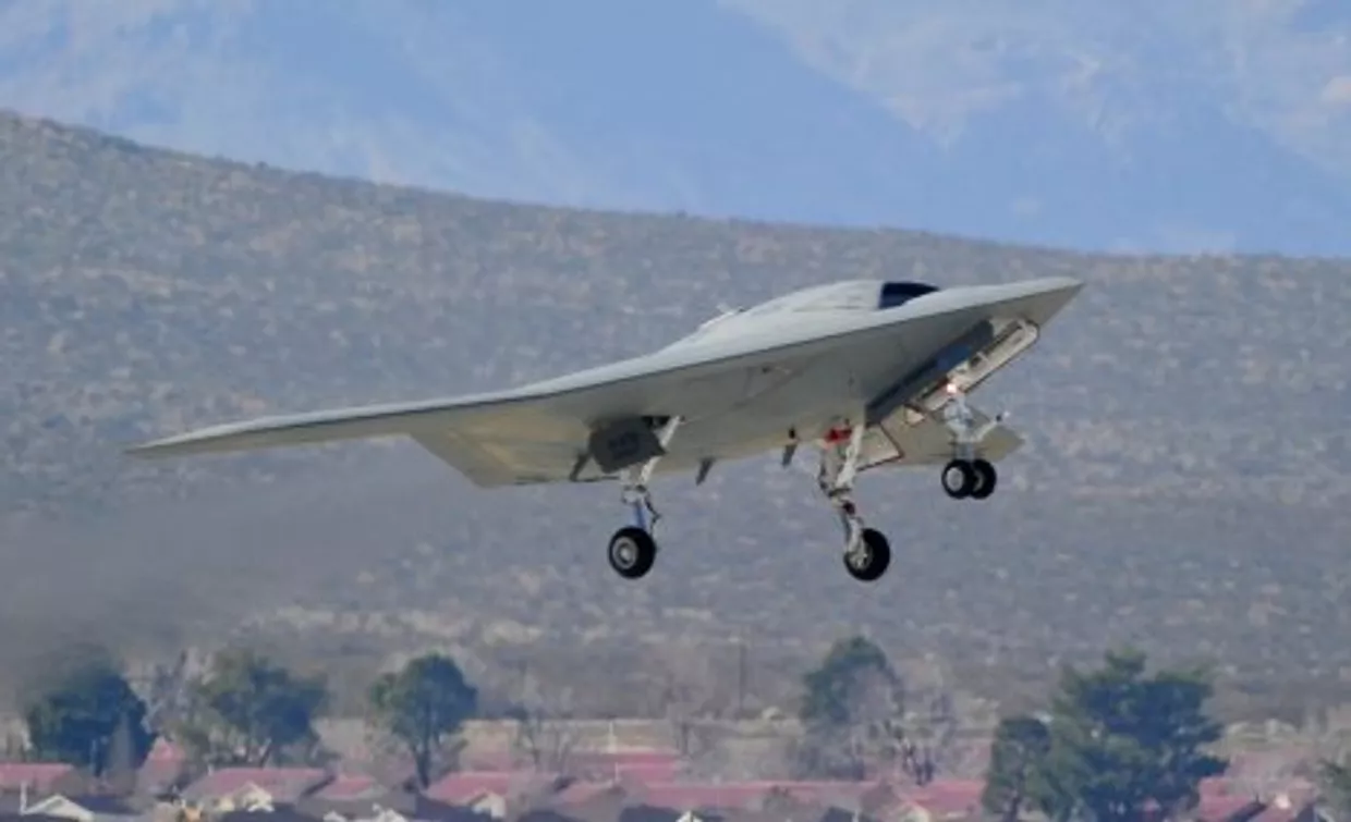 Американский беспилотный самолет X-47B