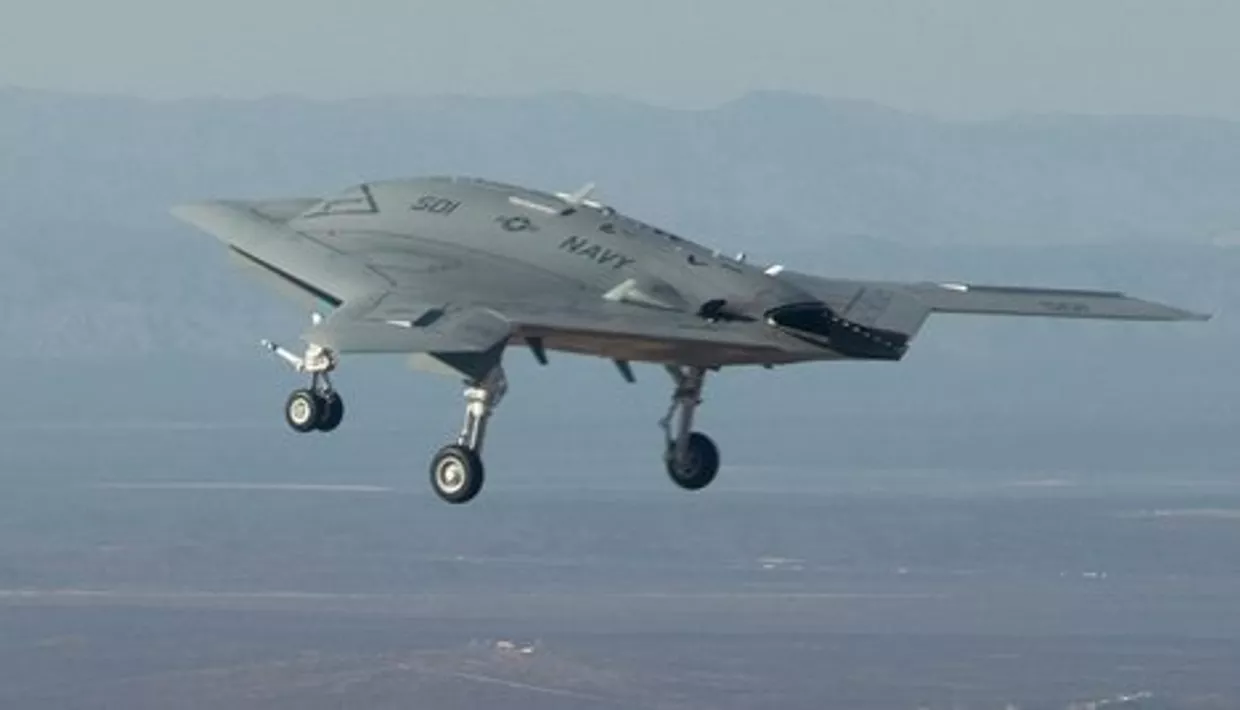 Американский беспилотный самолет X-47B Американский беспилотный самолет X-47B