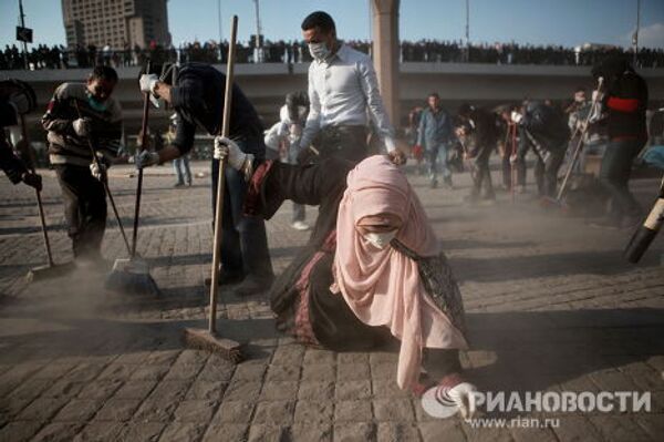 Жители Каира приводят в порядок площадь Тахрир