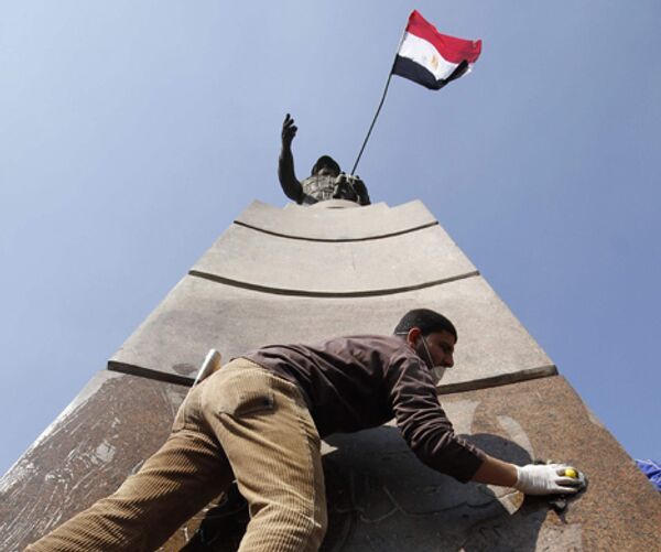 Жители Каира приводят в порядок площадь Тахрир 