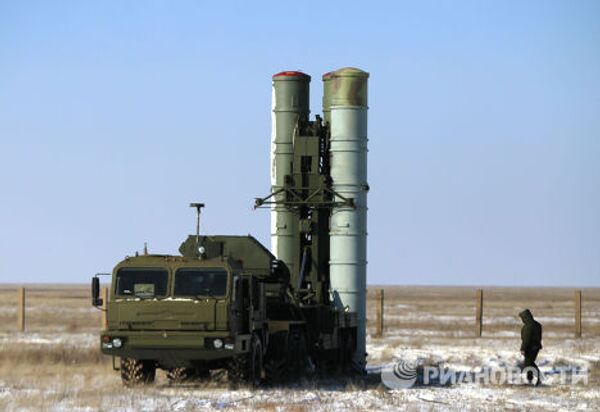 Подготовка к передаче второго полкового комплекта зенитно-ракетной системы С-400 Триумф на вооружение российской армии