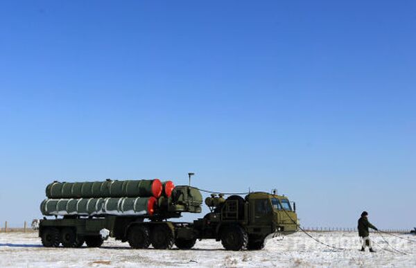 Подготовка к передаче второго полкового комплекта зенитного-ракетного комплекса С-400 Триумф на вооружение российской армии