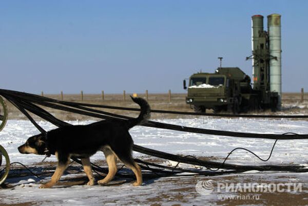 Подготовка к передаче второго полкового комплекта зенитного-ракетного комплекса С-400 Триумф на вооружение российской армии