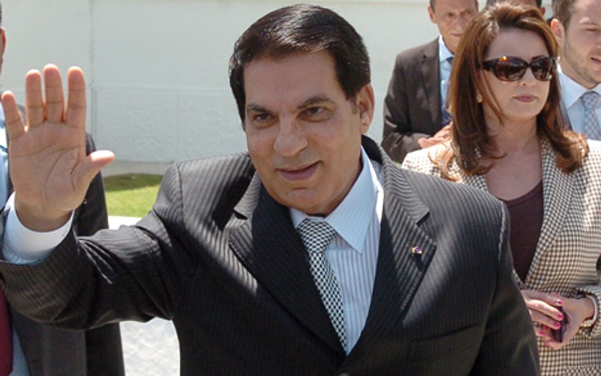 бывший президент Туниса Зин эль-Абидин Бен Али перенес инсульт и лежит в состоянии комы, супруга бывшего президента, ненавидимая многими Лейла Трабелси Бен Али, не находится рядом со своим мужем