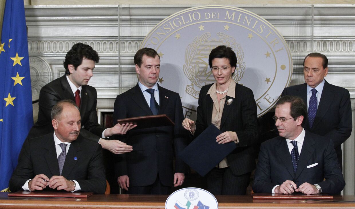 Д.Медведев и С.Берлускони на церемонии подписания совместных документов